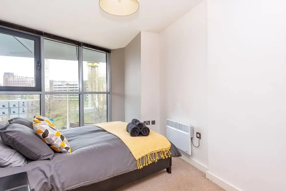 Light and Bright 1BR Apartment Close to Station