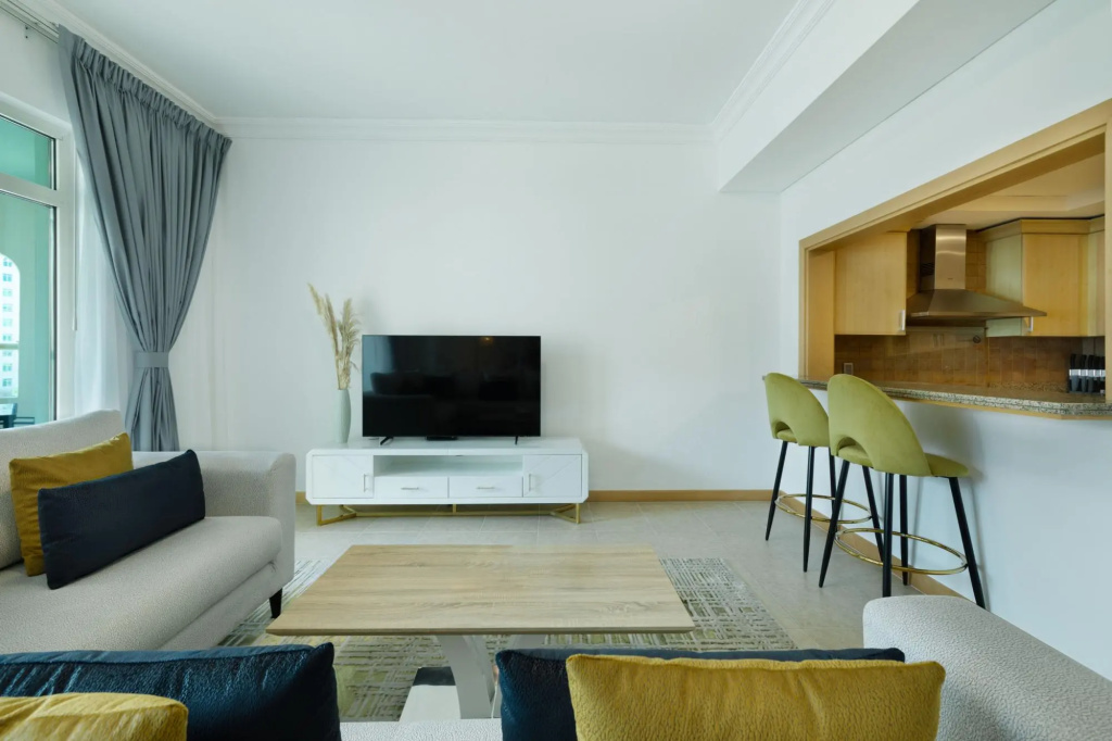 Stylish Apt With Large Patio Close to the Beach