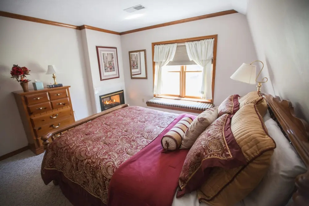 Red Bud Cove Lakefront Farm House on Table Rock Lake