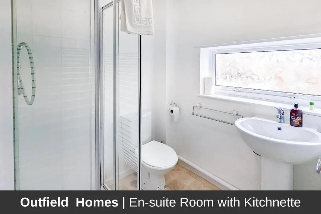 5 Bedroom Contractor House with Free Parking and Free WiFi - Outfield Homes by Your Lettings Peterborough