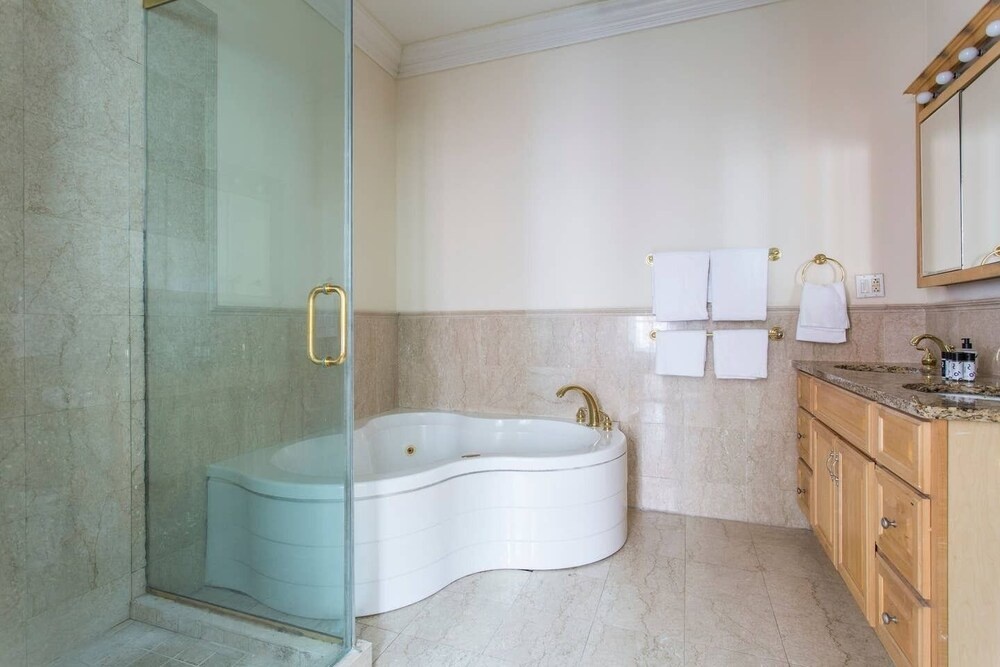 Domio Old City Prime 2BR Apt Near Independence Hall