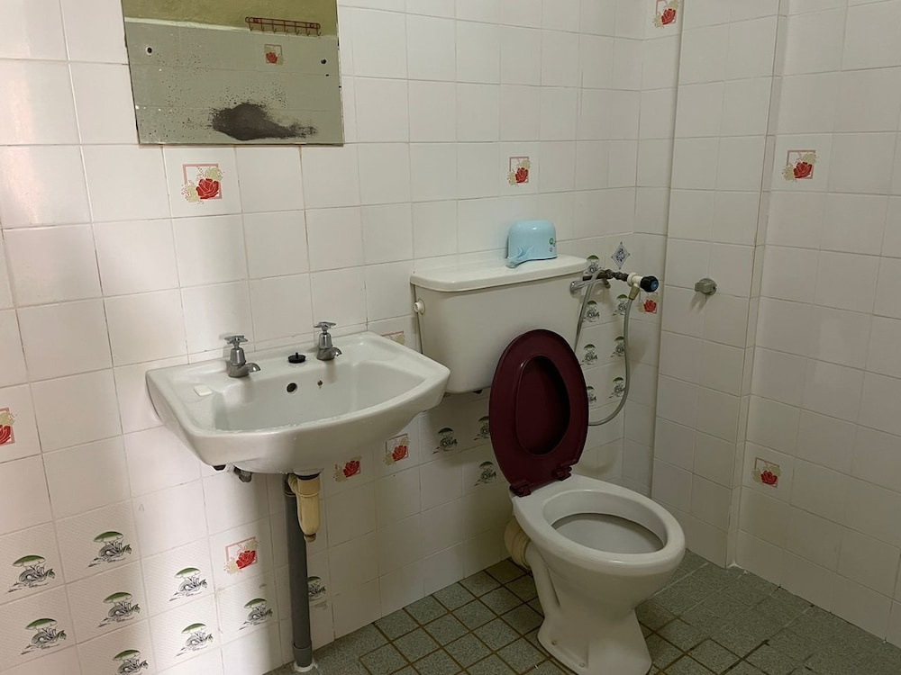 OYO 91284 White House Hotel Kluang