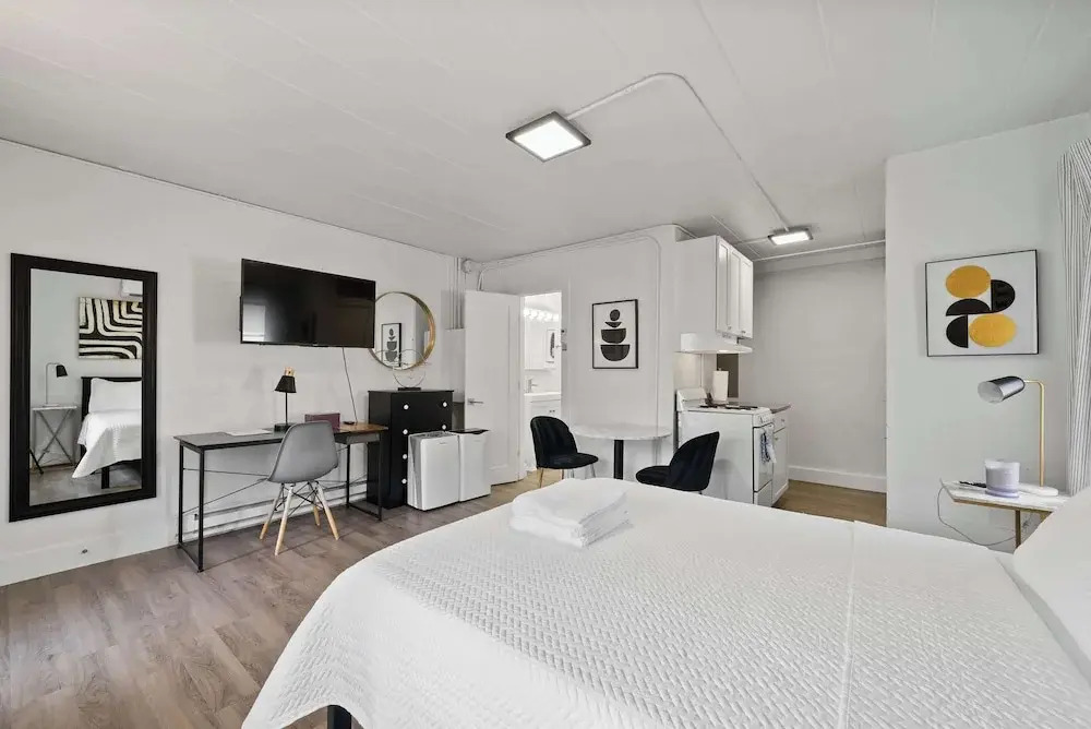 Chic City Retreat 97 Sleeps 2!