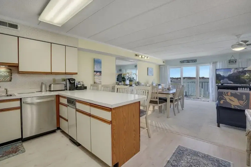 Harbour Island 204m 2 Bedroom Condo by RedAwning