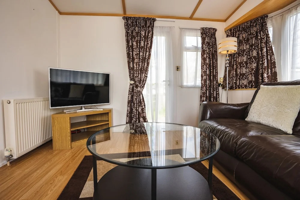 Lochlands 2br family caravan - pets-play park