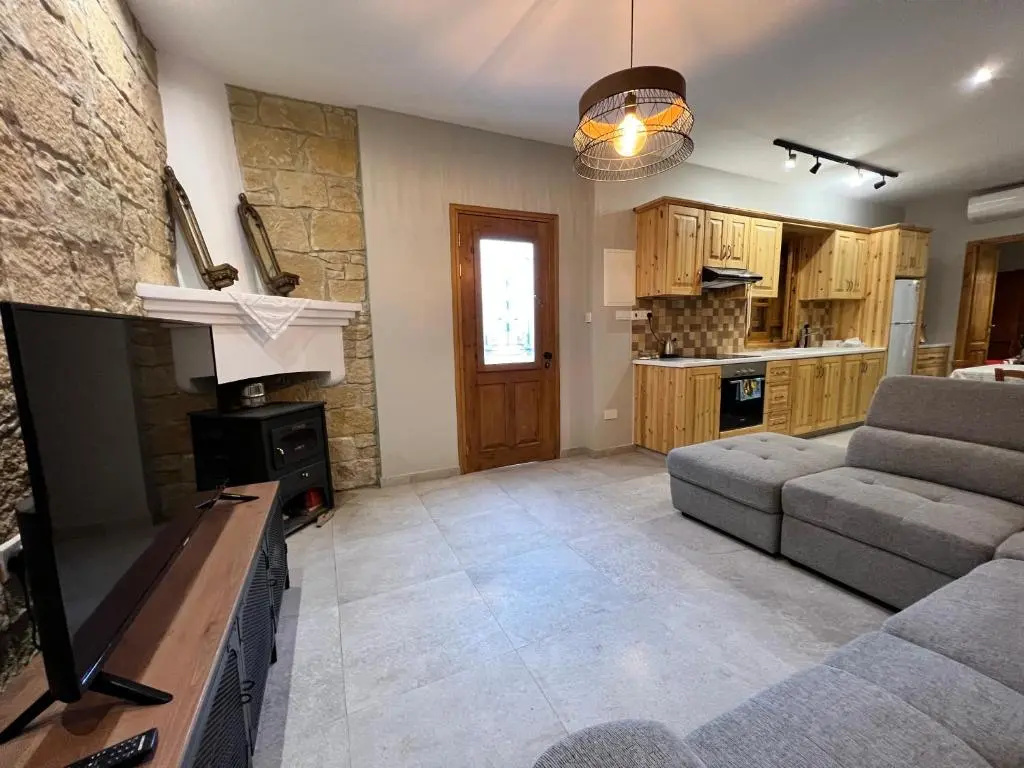 Eftis - Renovated Traditional House