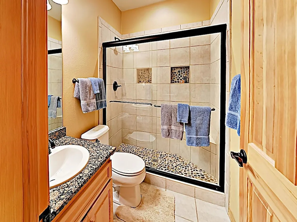 106 Teller Street Duplex 3 Bedrooms 2.5 Bathrooms Duplex