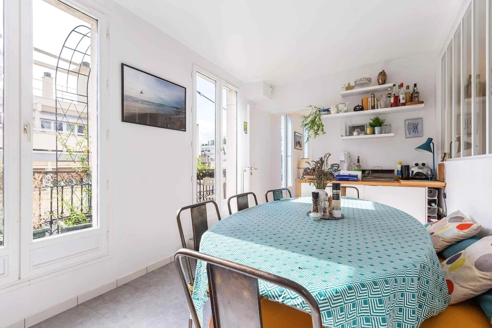 Warm and Homely Duplex Near Montmartre, Fits 5