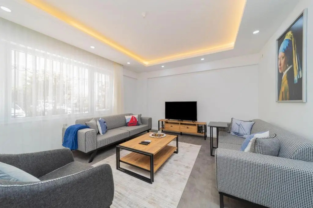 Central Located Big Spacious Flat in Muratpasa