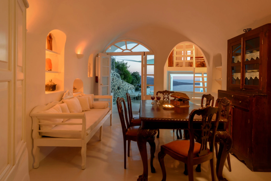 White House Villa with 3 bedrooms and amazing views at Oia
