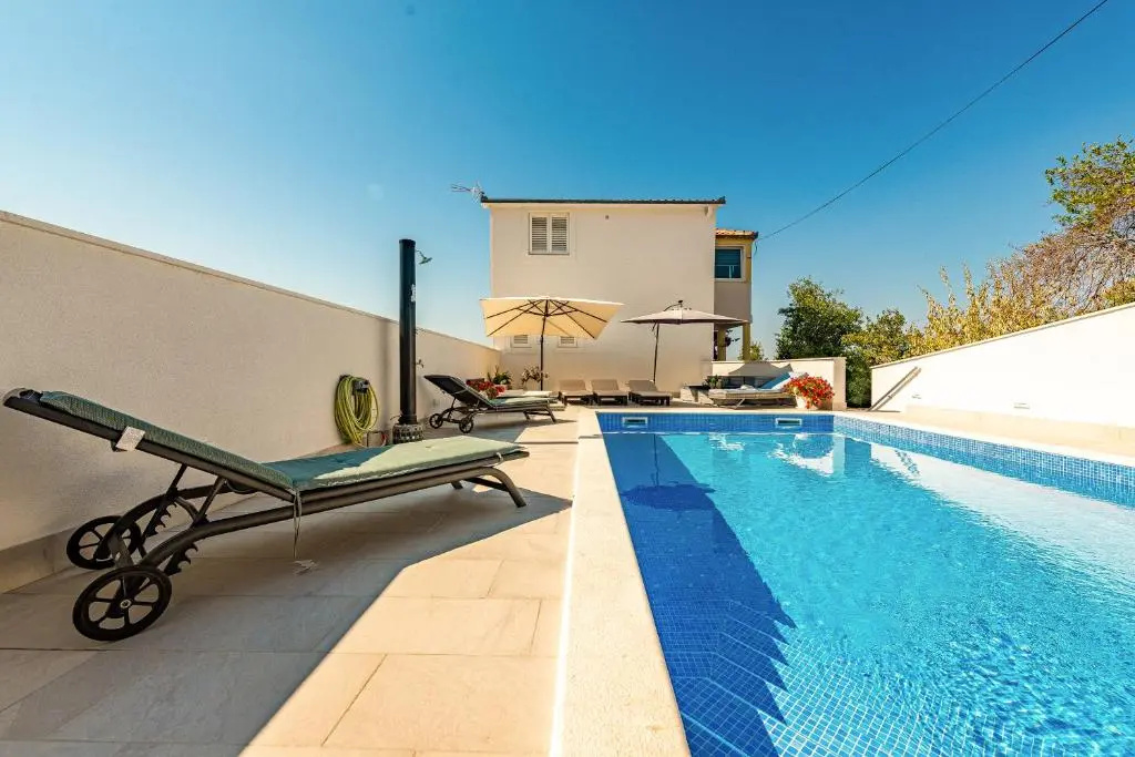 Apartments Villa Nea Leona