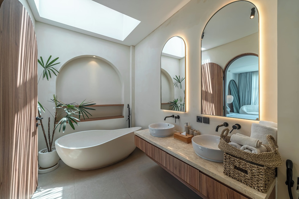 Altara Villa Umalas - Stylish 4BR Villa with Patio & Balcony in Umalas