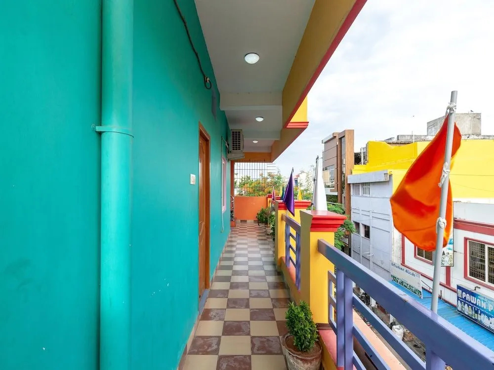 Oyo 18450 Puduvai Inn Guest House
