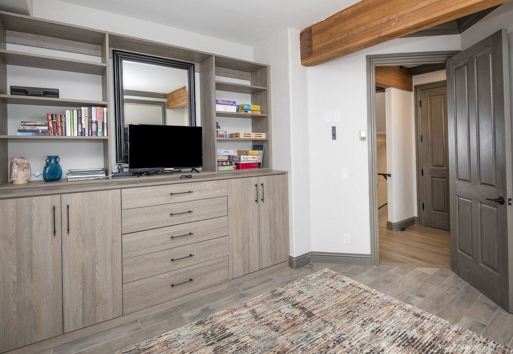 Ski In Ski Out Townhome in Rocky Mountain Access to Elkhorn Chairlift by RedAwning