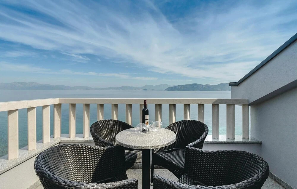 Nice Home in Sreser with Hot Tub, Sauna & WiFi