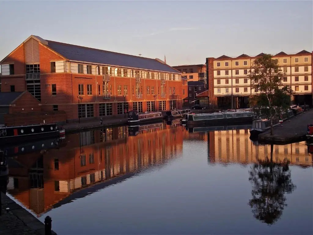Houseboat Hotels