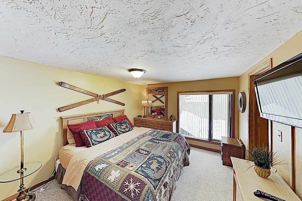 New Listing! Ski-in/ski-out : Hot Tub, Sauna 1 Bedroom Condo