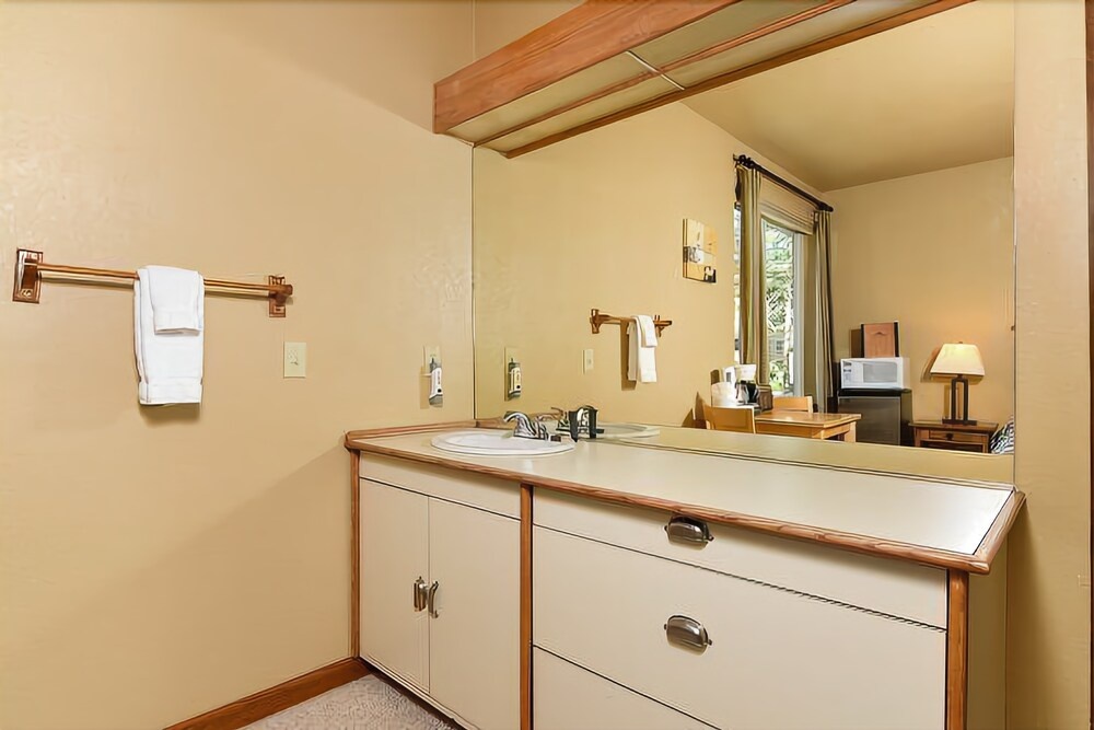 Sun Meadows 4-208a Studio Bedroom 1 Bathroom Condo