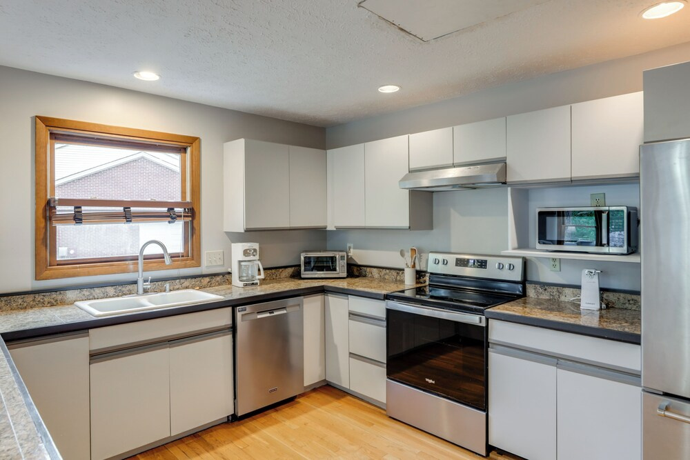 4 Mi to Dtwn Loveland: Private Retreat w/ Decks