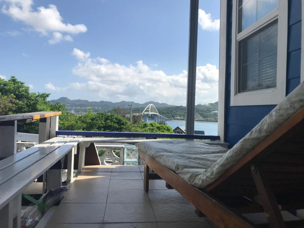 Sesoko Terrace　瀬底大橋を渡りすぐ左手に,ビーチへ徒歩2分眺めのいい小さい可愛い家