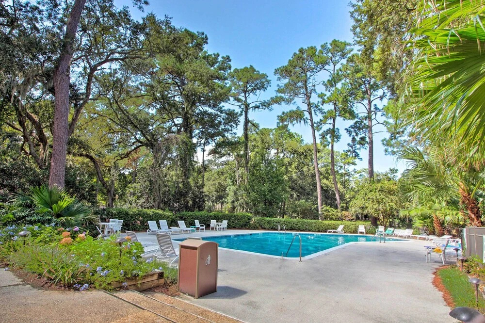 Villa w/ Golf Course Views, Walk to Harbour Town