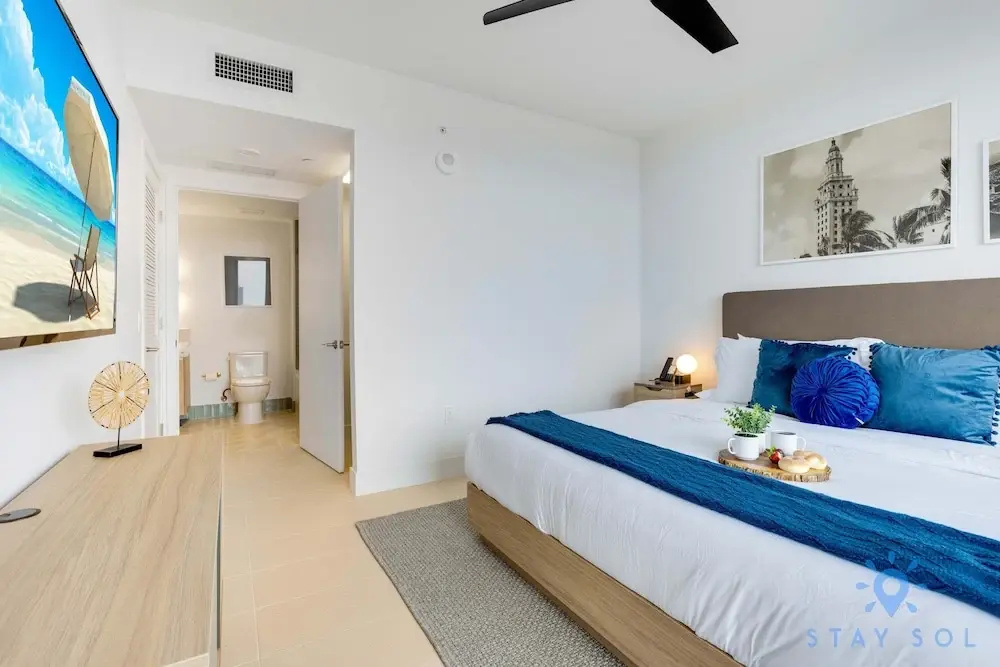 Chic Downtown 1-br w City Views Gym Pool