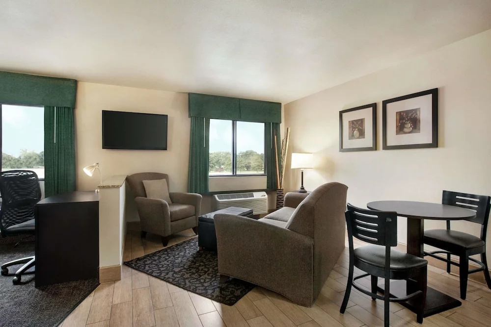 Oak Tree Inn Livonia West