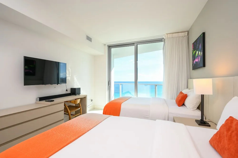 Hyde Resort Sophistication W/ Infinity Pools & Gym 2 Bedroom Condo