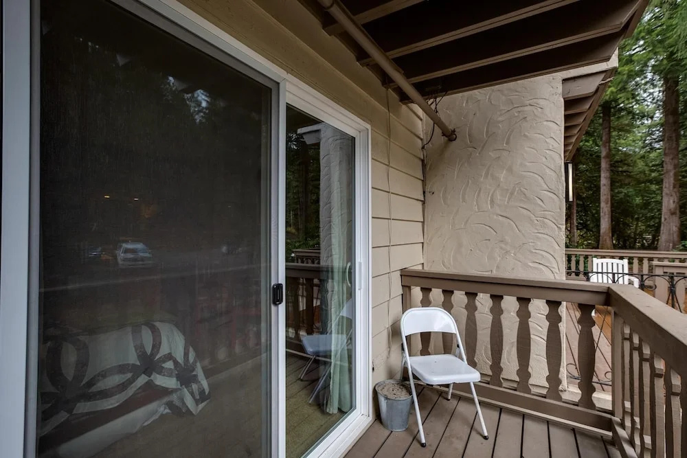 37sll - Economical - Convenient - Kitchenette - Sleeps 2 1 Bedroom Condo by Redawning