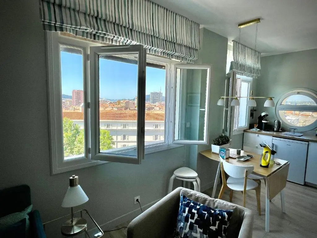Vue sur rade appartement élégant vaste climatisé étage élevé ascenseur proche parking et toutes commodités au cœur du Toulon historique