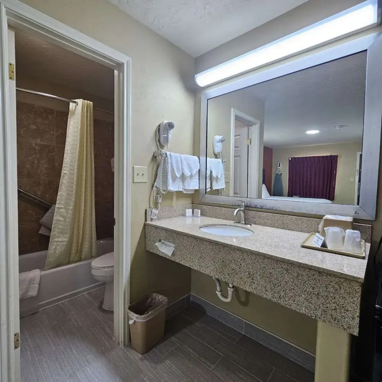 Deluxe Inn Motel