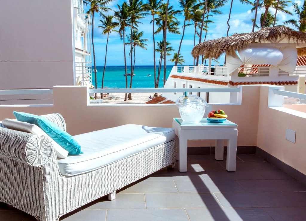 Tropicana\s Secret STUDIOS & SUITES pool BBQ Playa Los Corales SPA