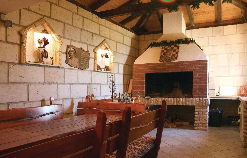Lovely Home In Podstrana