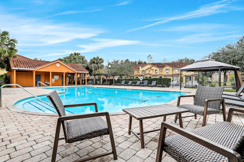 Dog-friendly Townhouse Near Disney With Outdoor Pool, Patio, Streaming, W/d, AC