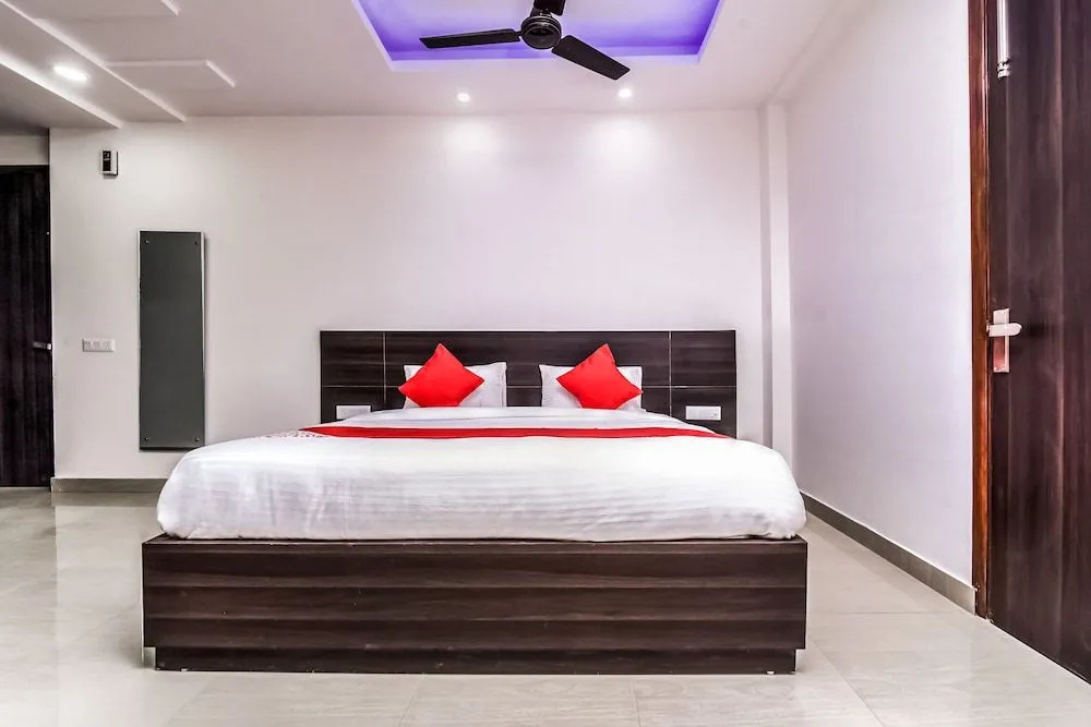 OYO 24236 Q Hotel