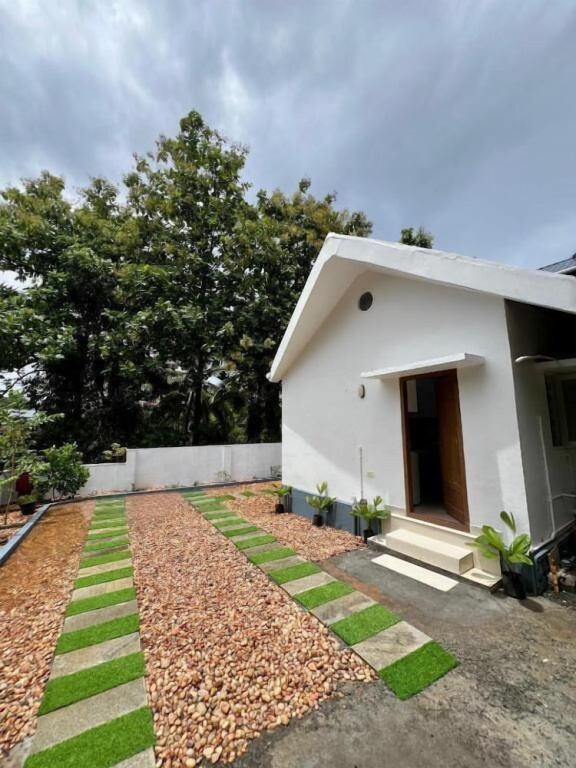 Little Chandhana Guest House