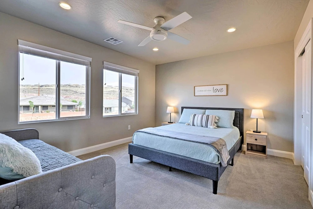 Private Hot Tub & Community Pool: Washington Home!