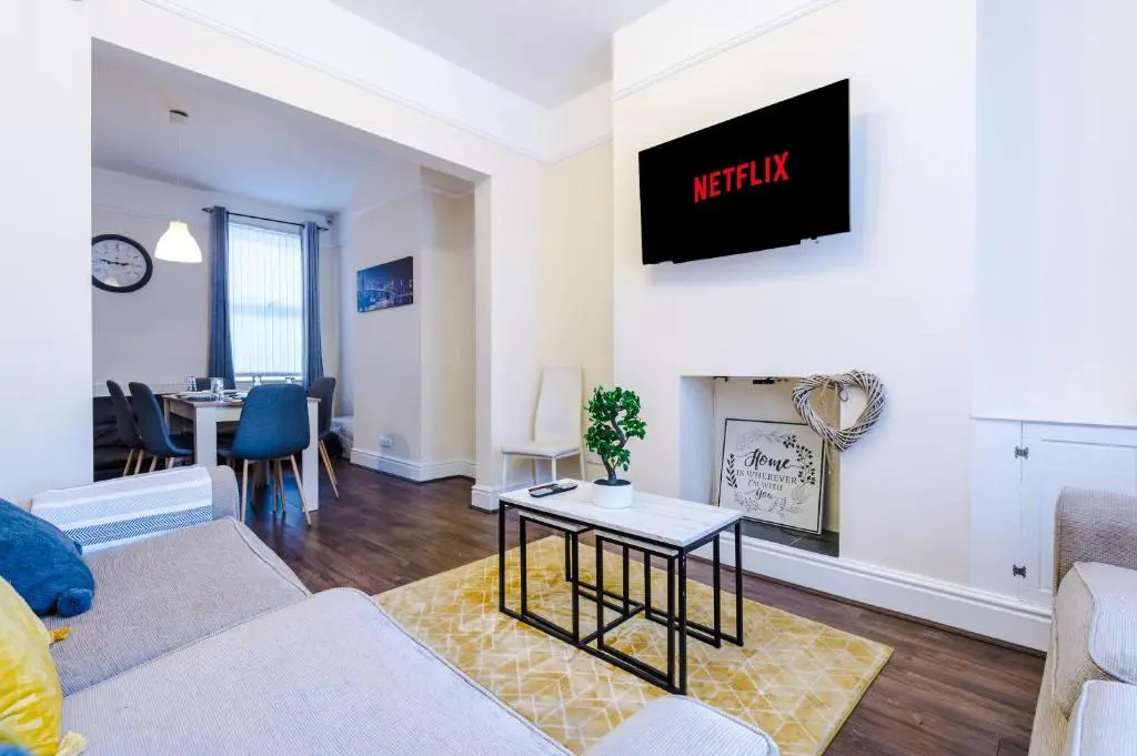 Finchley House lovely house in Anfield, 2 minutes walk from the stadium, parking and wifi