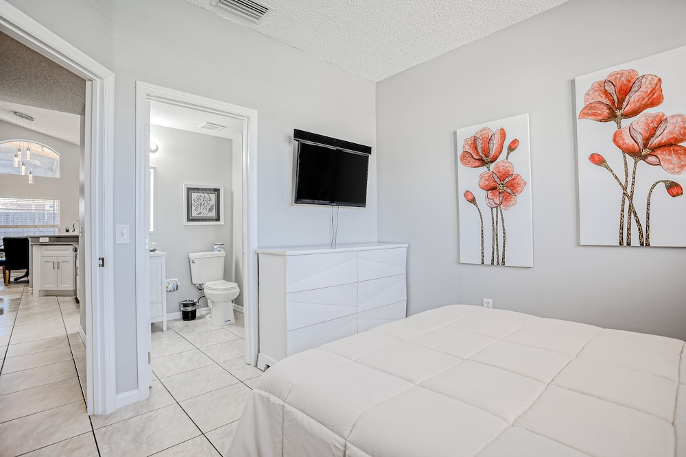Beautiful Home With Private Pool, Screened Lanai, Wifi, Private W/d, and AC