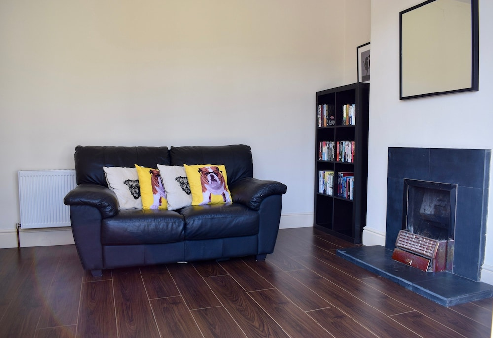 Garden 3 Bedroom Home With Parking