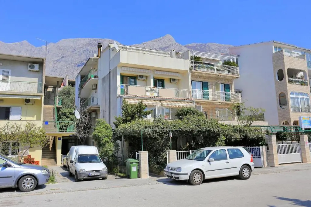 Apartments by the sea Makarska - 20587
