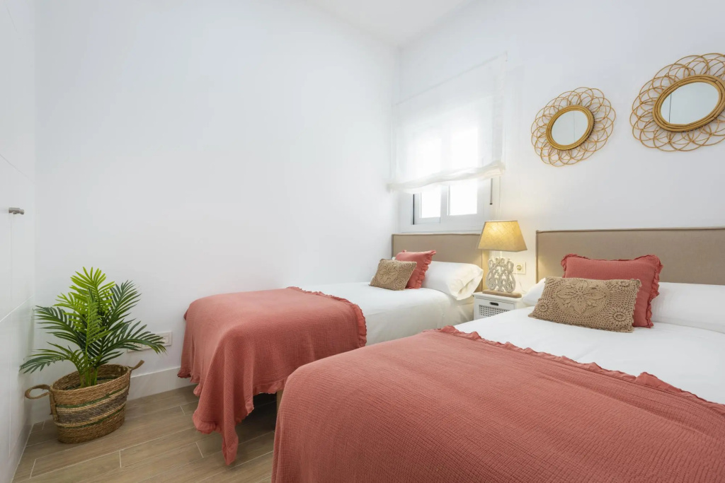 Lovely 3-bedroom Apartment Near Alameda Juan Rabadan I