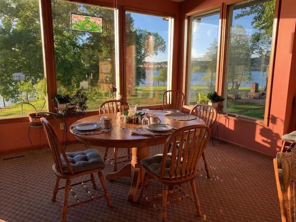 Red Bud Cove Lakefront Farm House on Table Rock Lake