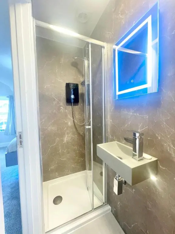 Cloud9 Guest House - by Coastline Retreats - Newly Renovated, Beautiful Ensuite Rooms Near Seafront in Town Centre, Netflix, SuperFast WiFi, Communal Kitchen