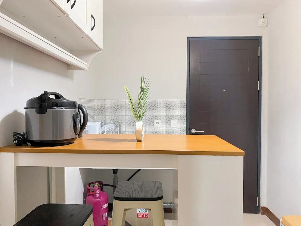 Minimalist And Cozy 1BR at Royal Heights Apartment
