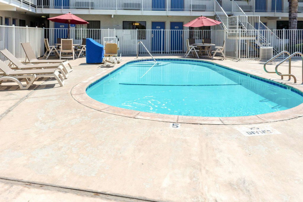 Motel 6 Bakersfield, CA - Convention Center