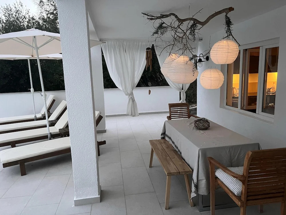 Remarkable 4-bed Villa in Denovici