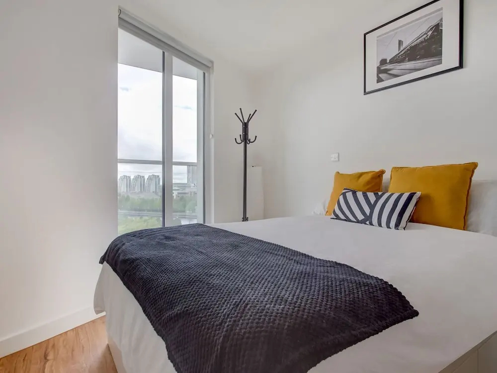 Plush Apartment in Manchester Near IWM North