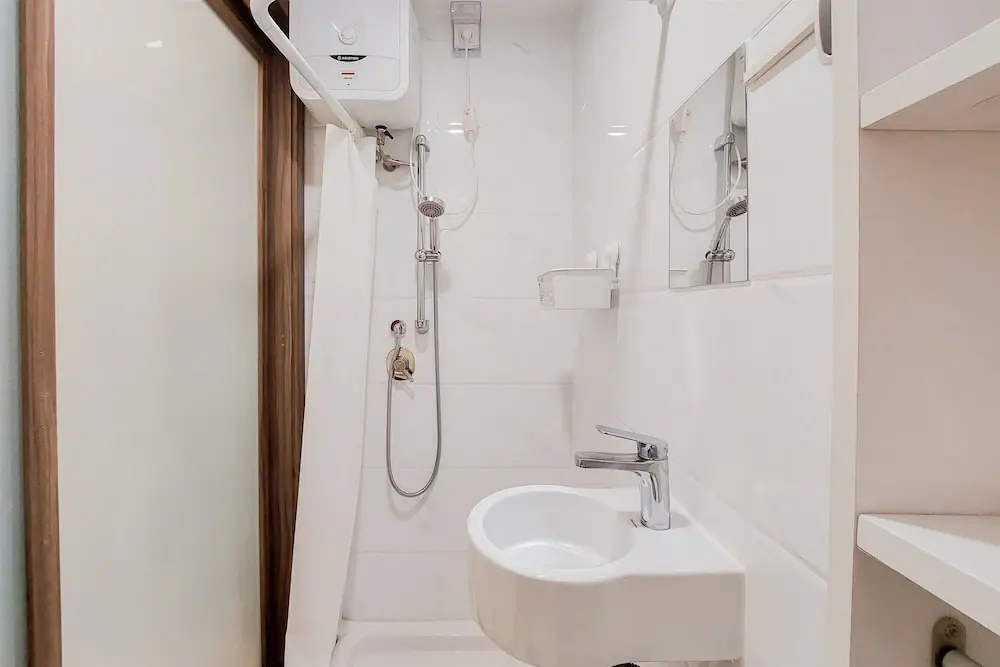 Homey And Warm Studio Room At Sky House Bsd Apartment