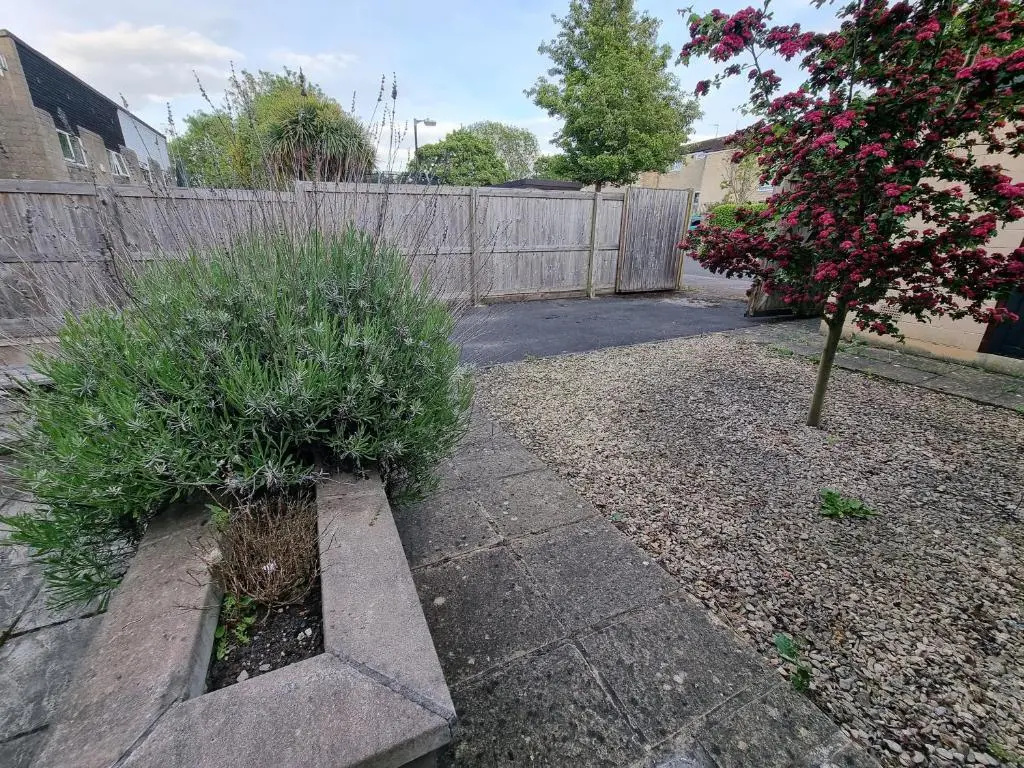 4 Bed 2 Bathroom House with Garden and Parking